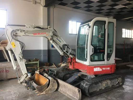 Escavatore Takeuchi TB138