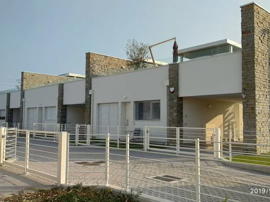 Prospetto esterno del complesso di 6 villette ciascuna con piscina a Peschiera