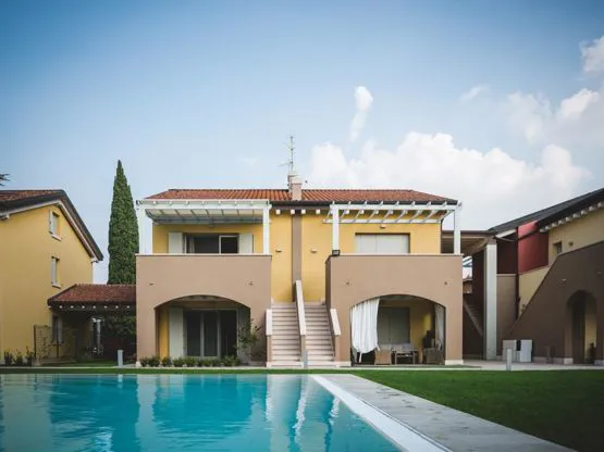 Altra vista del residence di 49 unità abitative con piscina a Peschiera D. G.